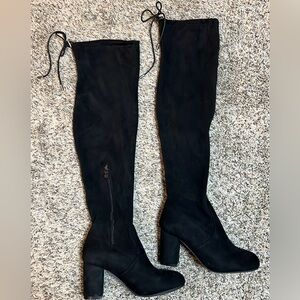 *LIKE NEW*
Tall black boots